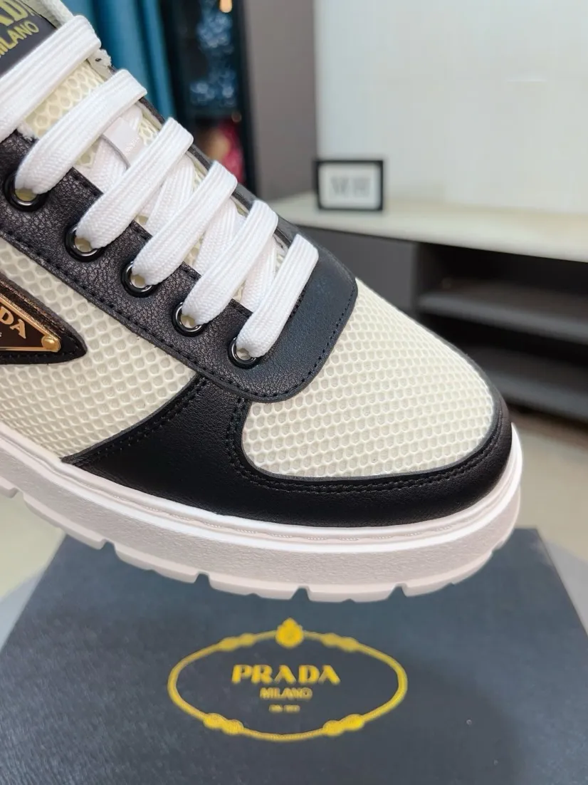 Men's shoes 💰440🌹🌹Prada 〈prada〉 luxury and fashionable high-end products ✊🔥The perfect last shape and top-notch handcrafting make this shoe immediately create a strong aristocratic atmosphere. Imported first-layer cowhide with brogue carving crafts💋Genuine leather lining🎶Rubber combination outsole specially imported from France for leather shoes😍Color: Mysterious Black☕️Size 38～44
